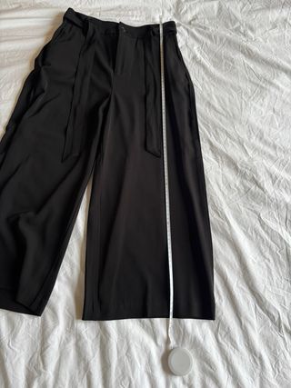 Pantalón negro estilo traje