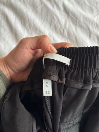 Pantalón negro estilo traje