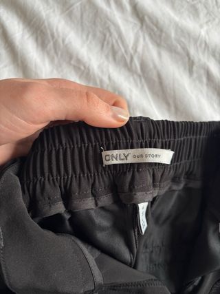 Pantalón negro estilo traje