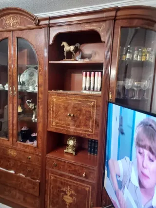 Mueble de salón madera y cristal