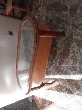 Mesa de madera y cristal ovalada