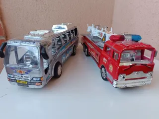 Camión de bomberos y autobús de juguete