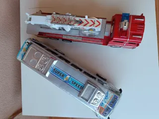 Camión de bomberos y autobús de juguete