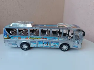 Camión de bomberos y autobús de juguete