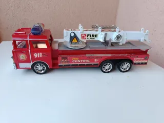 Camión de bomberos y autobús de juguete