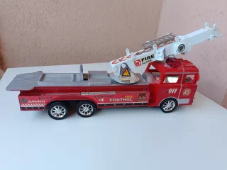 Camión de bomberos y autobús de juguete