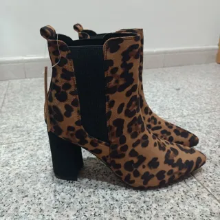 Botas de tacón con estampado de leopardo