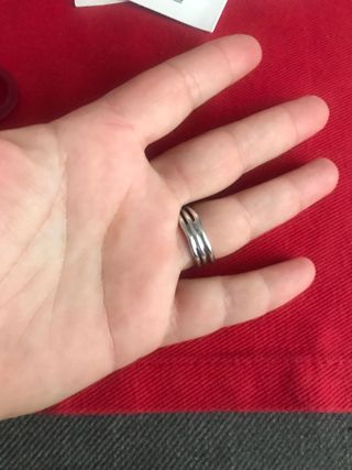 Anillo de acero plateado