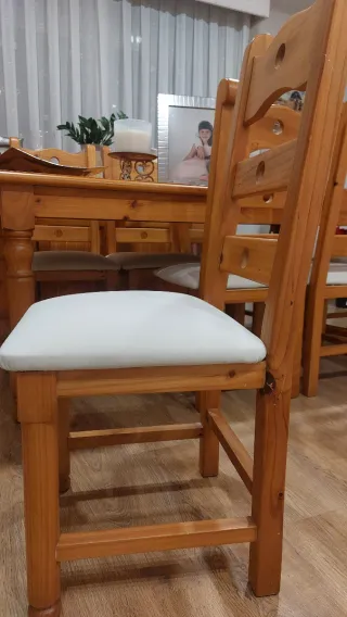 Mesa de comedor de madera con 4 sillas