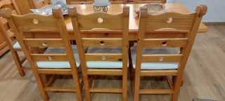 Mesa de comedor de madera con 4 sillas