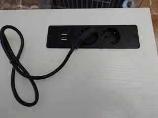 Escritorio blanco con estanterías