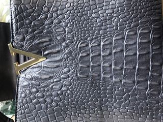 Bolso gris textura serpiente vintage