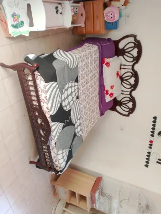 Cama antigua de madera color café