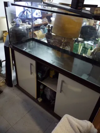 Chollo. Acuario grande con mueble
