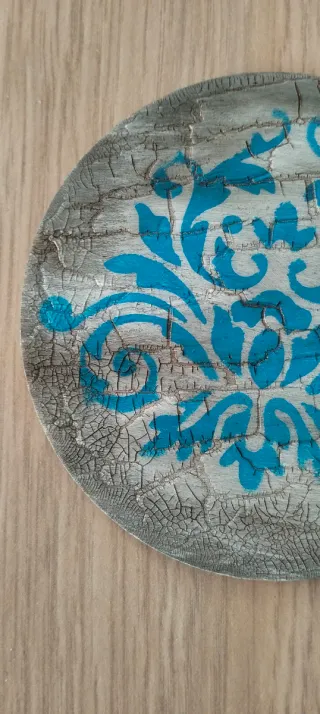 Decorazione in legno con motivo floreale blu