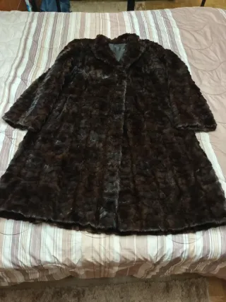 Abrigo de piel marrón