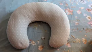 Cojín de lactancia gris con puntos blancos