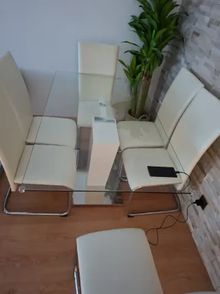 Mesa de comedor cristal y 6 sillas blancas