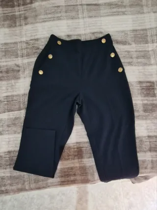 Pantalón Zara azul con botones dorados