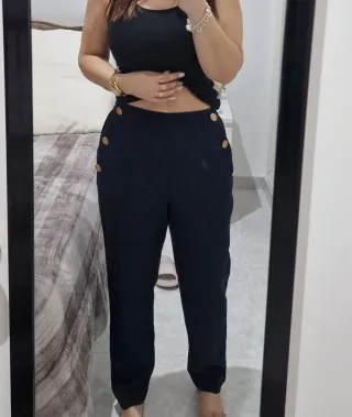 Pantalón Zara azul con botones dorados