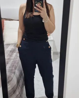 Pantalón Zara azul con botones dorados