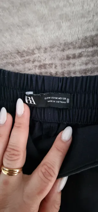 Pantalón Zara azul con botones dorados