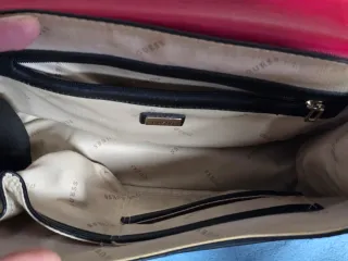 Bolso Guess Negro y Rojo