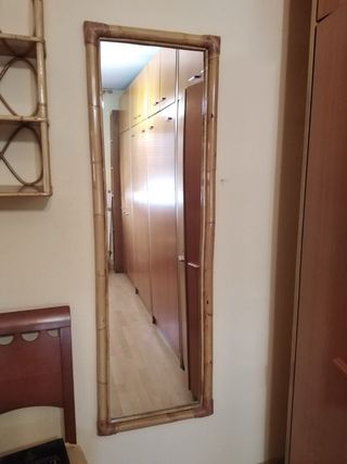 Estantería bambú y madera con espejo