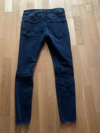 Pantalón vaquero negro roto