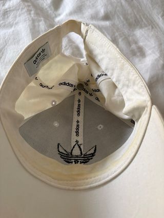 Gorra Adidas Blanca con Logo Negro