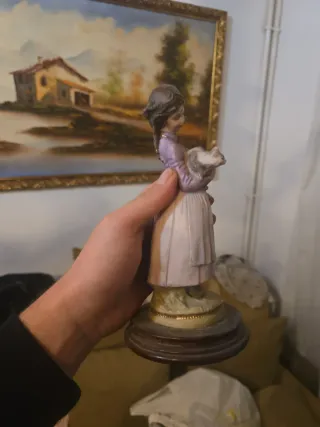 Figura niña con gato