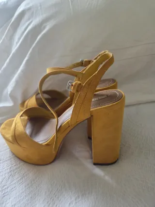 Sandalias de tacón color mostaza Usadas pocas vece