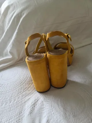 Sandalias de tacón color mostaza Usadas pocas vece