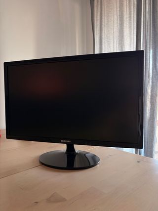 Monitor Samsung Negro 24” con cables incluidos