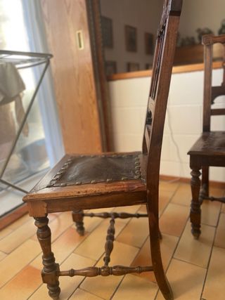 Pareja sillas antiguas madera y cuero, c.1900