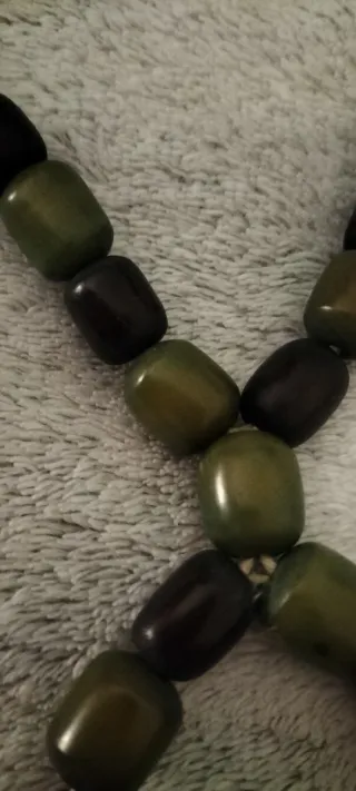Lunga collana vintage perline nere e verdi