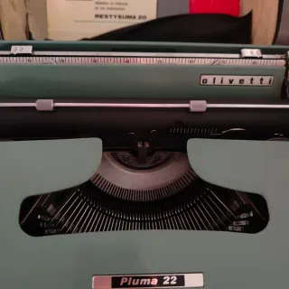 Máquina de escribir Olivetti Pluma 22 año 1982