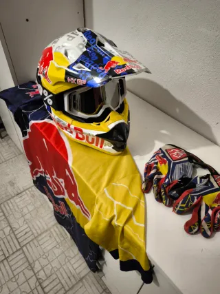 Casco y Camiseta Motocross Red Bull