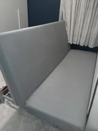 Divano letto grigio a due posti