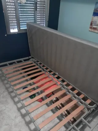 Divano letto grigio a due posti