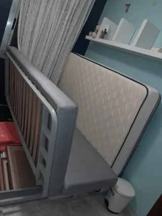 Divano letto grigio a due posti