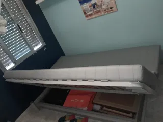 Divano letto grigio a due posti