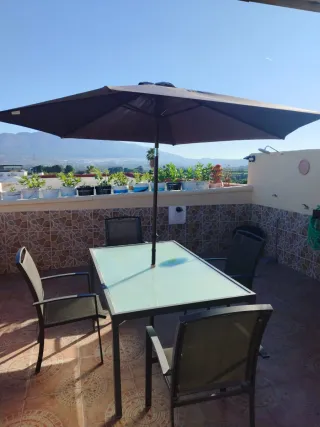 Conjunto mesa , sillas y sombrilla