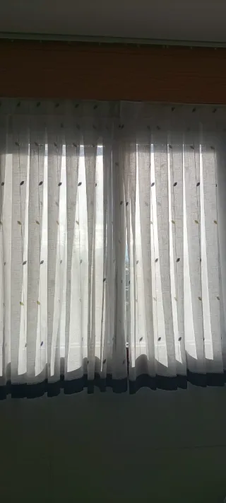 Cortinas con riel blanco y azul