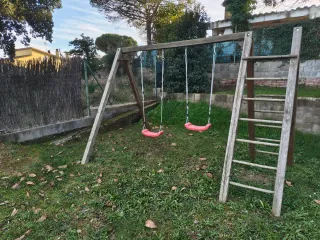 Columpio de madera para jardín
