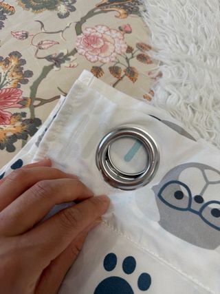 Cortina infantil con ositos y huellas