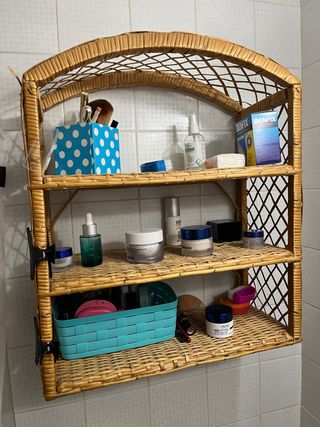 Estantería de mimbre para baño