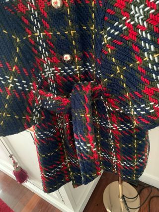 Abrigo corto capa cuadros azul y rojo