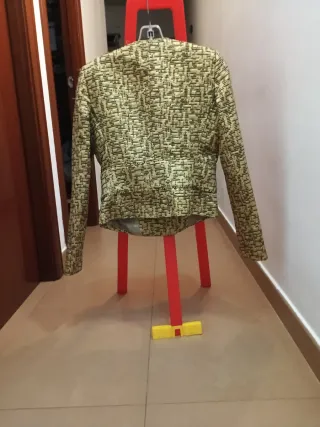 Chaqueta dorada y multicolor