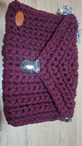 Bolso de mano tejido con cadena plateada